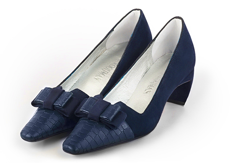 Navy blue women's dress pumps, with a knot on the front. Tapered toe. Medium comma heels. Front view - Florence KOOIJMAN